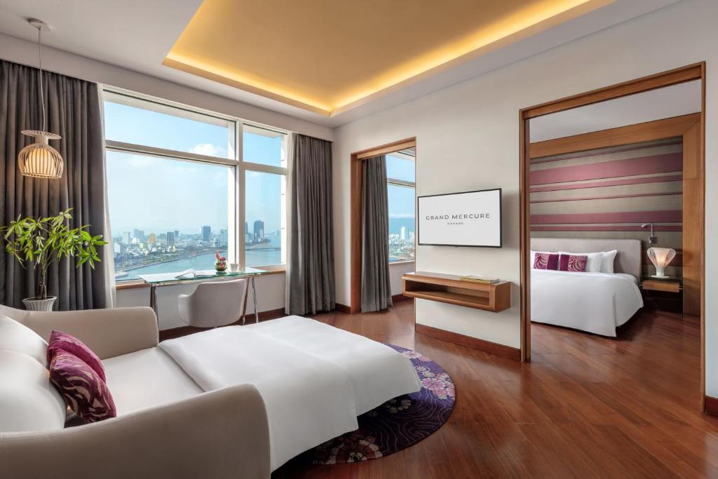Executive Suite with River View - High floor with Executive Lounge access