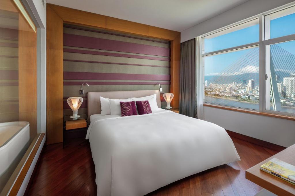 Executive Suite with River View - High floor with Executive Lounge access