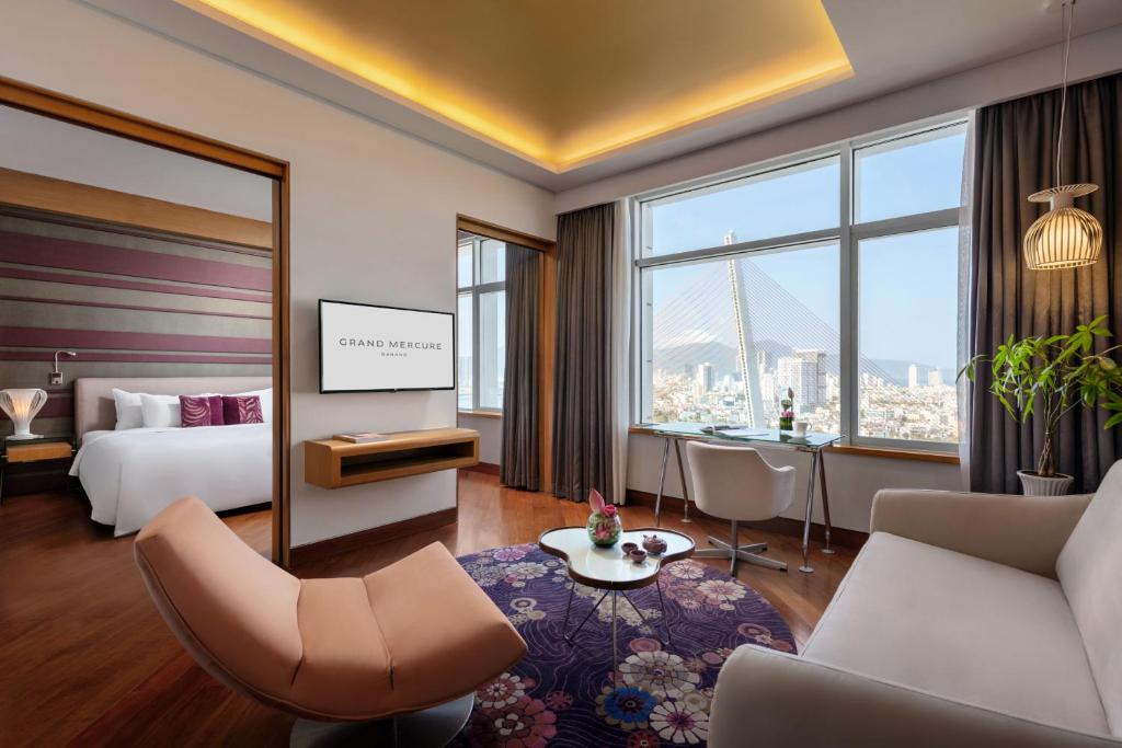 Executive Suite with River View - High floor with Executive Lounge access