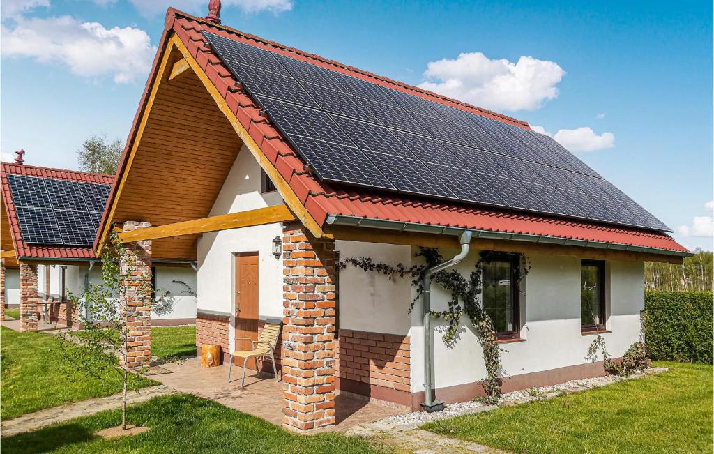 ein Haus mit Sonnenkollektoren auf dem Dach in der Unterkunft 1 Bedroom Beautiful Home In Gubin in Gubin