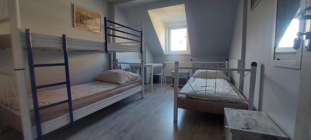 Hostel Centrum-Kamienica 1924 - Basic Triple Room With Shared Bathroom