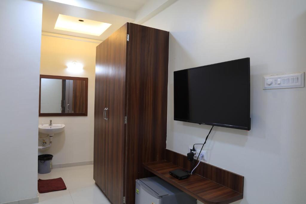 TV a/nebo společenská místnost v ubytování Hotel StayBird - Nest, Kharadi