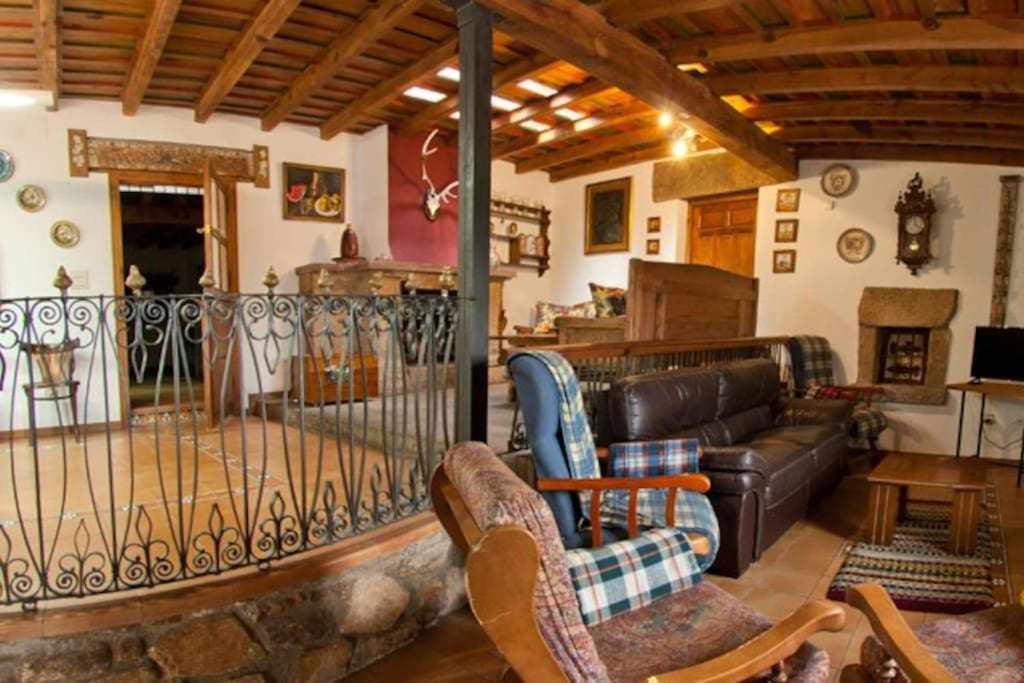 ein Wohnzimmer mit einem Ledersofa und Stühlen in der Unterkunft Casa Rural Lucía es una casa rural amplia con patio ideal para familias in Cabezas Bajas