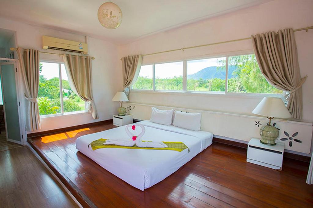 Postel nebo postele na pokoji v ubytování Aurora Resort Khao Yai