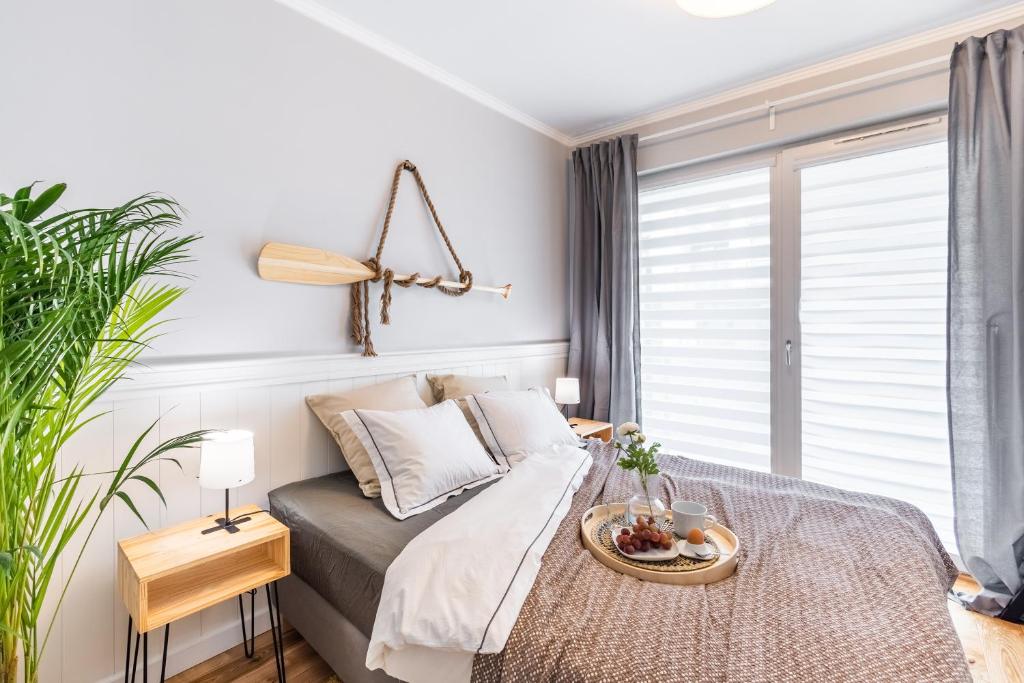 ein Wohnzimmer mit einem Bett und einem Fenster in der Unterkunft Komfortowy apartament z parkingiem in Breslau
