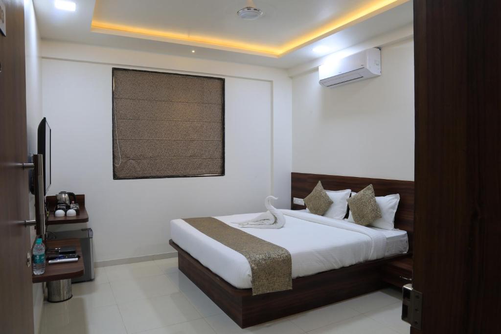 Postel nebo postele na pokoji v ubytování Hotel StayBird - Nest, Kharadi