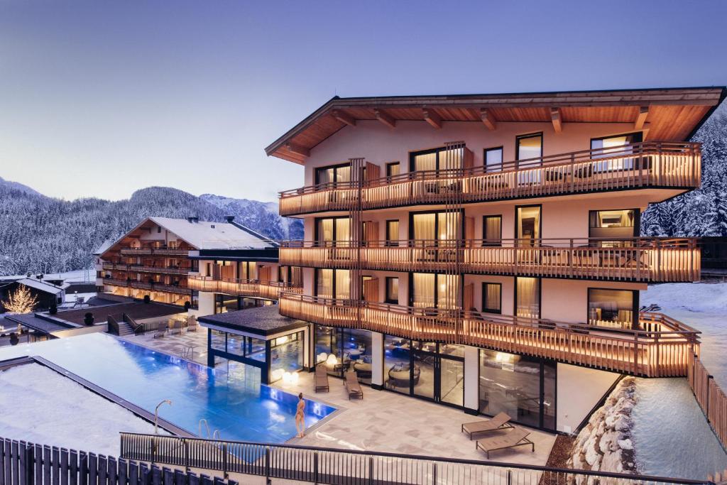 Nespecifikovaný výhled na hory nebo výhled na hory při pohledu z hotelu