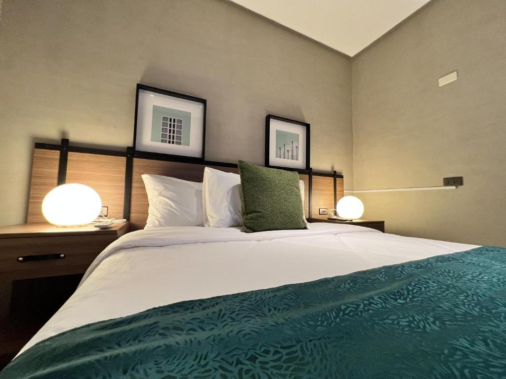 Postel nebo postele na pokoji v ubytování Acro Residences