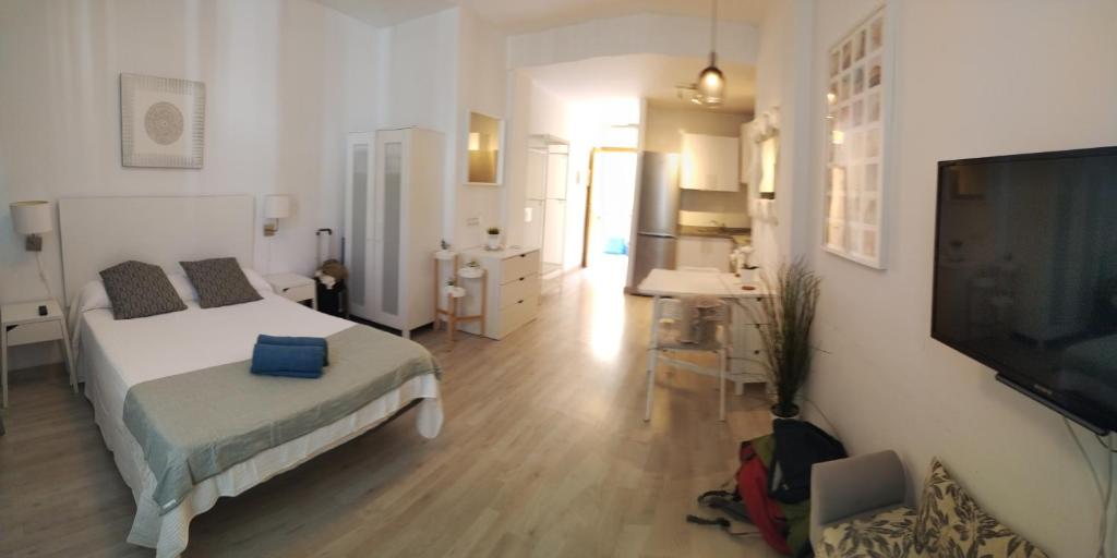 Łóżko lub łóżka w pokoju w obiekcie Modern studio flat close to Plaza Merced