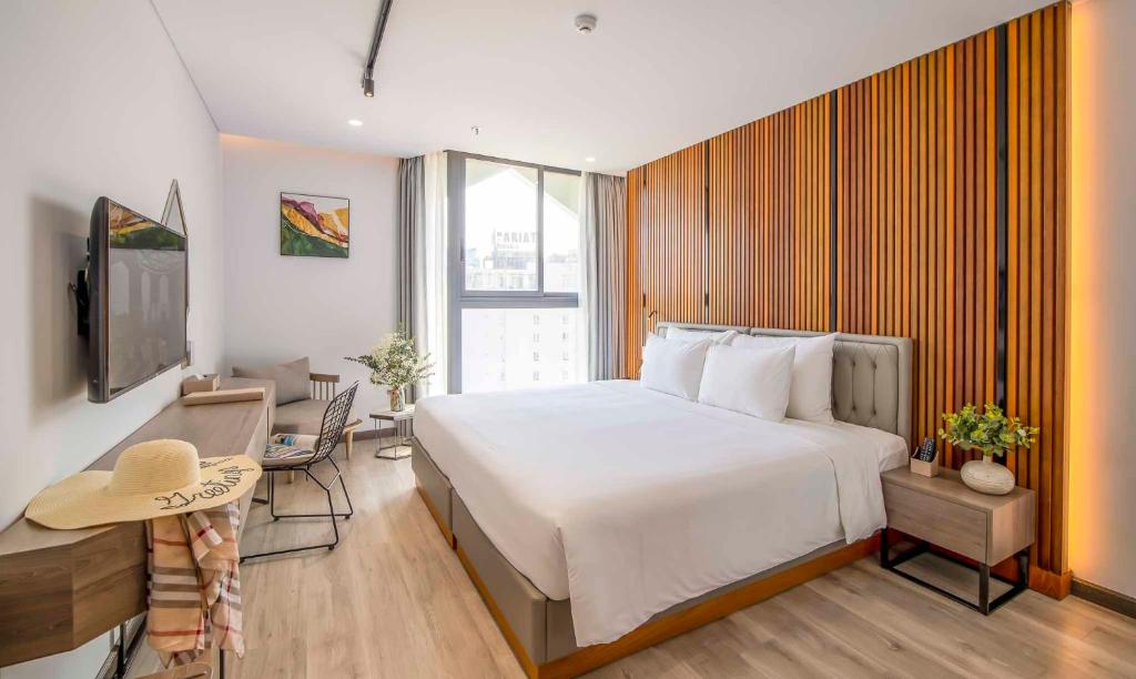 Postel nebo postele na pokoji v ubytování HAIAN Riverfront Hotel Da Nang