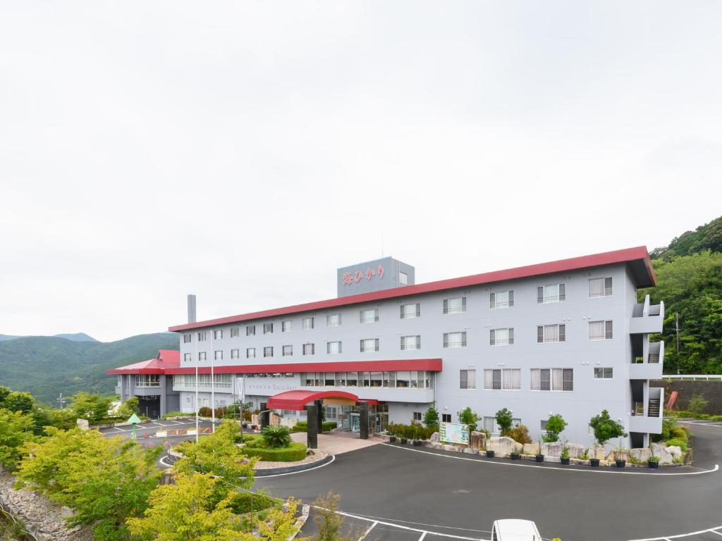 熊野市にあるTabist 熊野の宿 海ひかりの駐車場付きのホテルの景色を望めます。