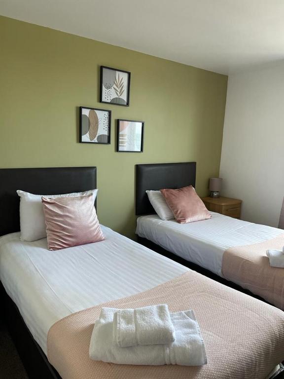 2 letti posti uno accanto all'altro in una stanza di The Davron Hotel a Fraserburgh