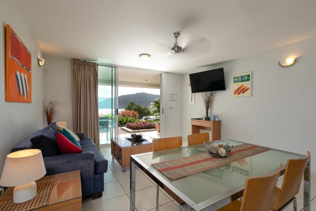 TV a/nebo společenská místnost v ubytování Waterview Airlie Beach