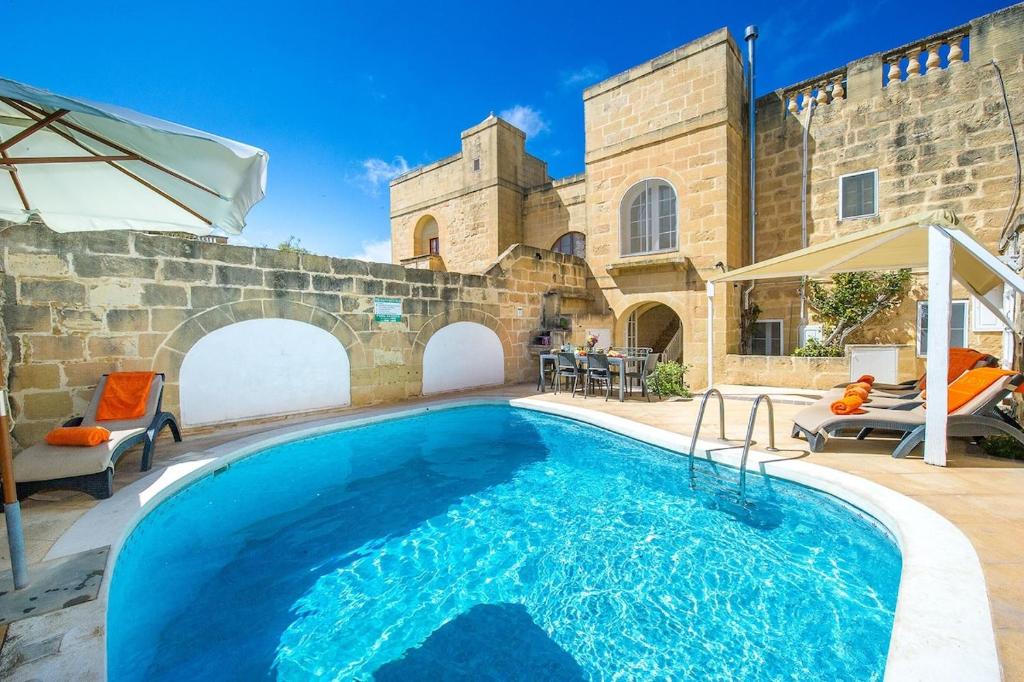 Bazén v ubytování Gawhra Holiday Home nebo v jeho okolí