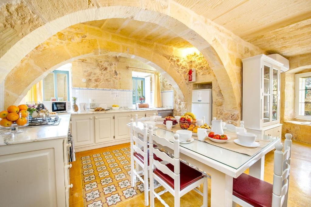 Kuchyň nebo kuchyňský kout v ubytování Gawhra Holiday Home