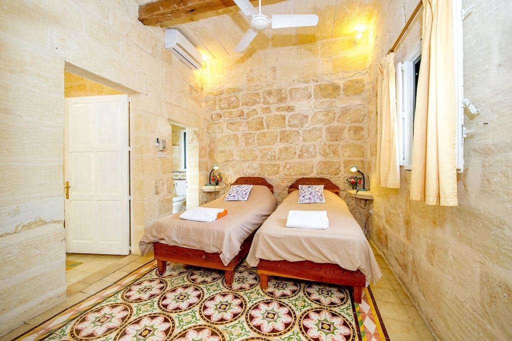 Postel nebo postele na pokoji v ubytování Gawhra Holiday Home