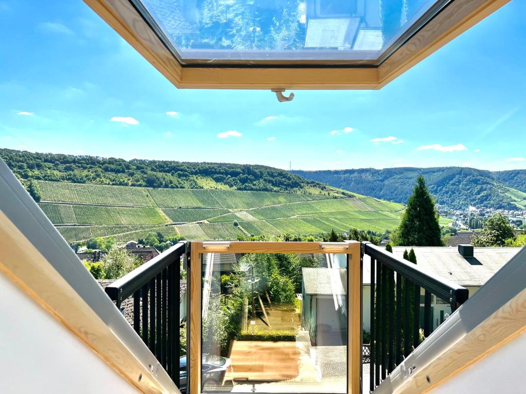 een uitzicht vanaf het balkon van een huis met een groot raam bij Traum Berg - Koppelberg in Traben-Trarbach