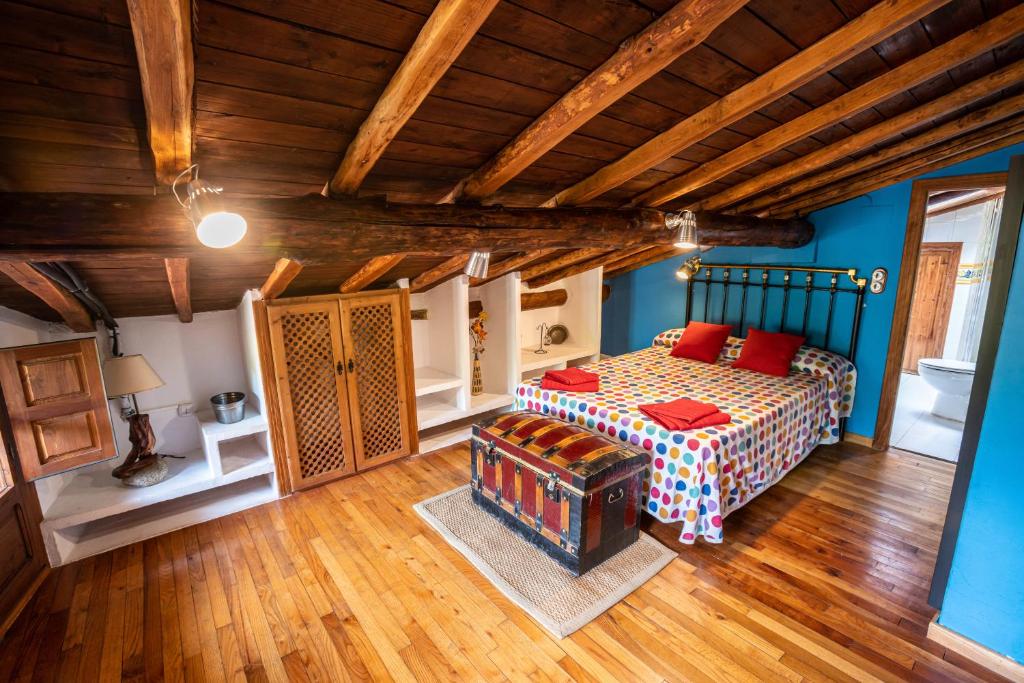een slaapkamer met een bed en een houten plafond bij Sierra de Gata EL MIRADOR DE ROBLEDILLO in Robledillo de Gata