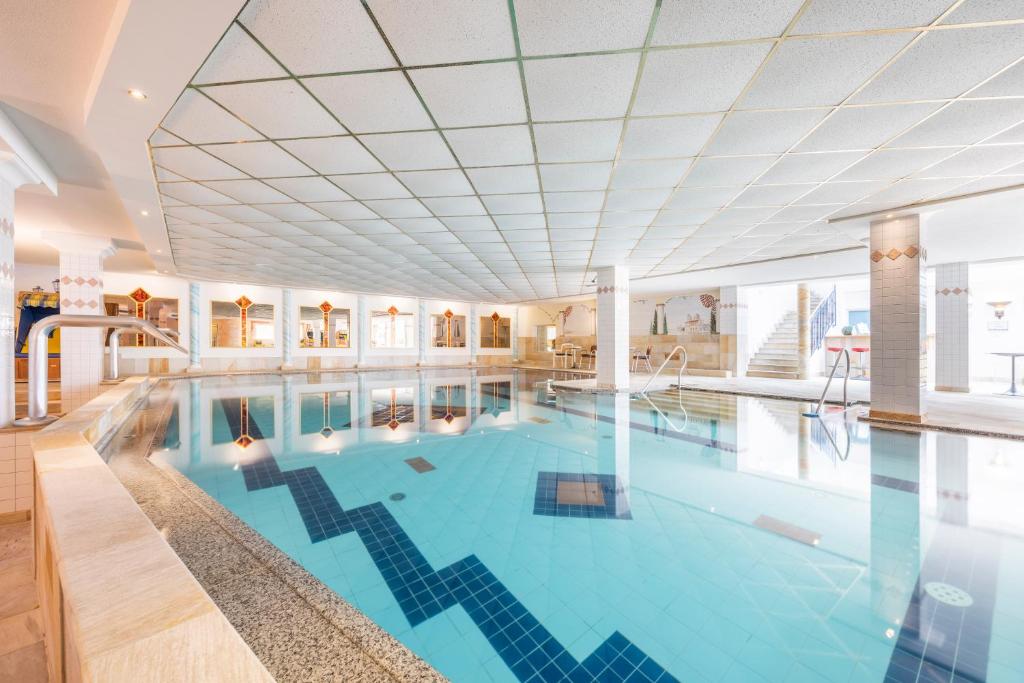 Bazén v ubytovaní Wellnesshotel Schönruh - Adults only alebo v jeho blízkosti