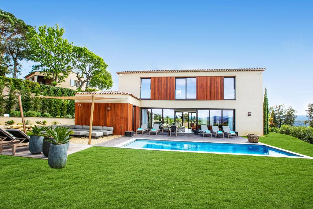 une maison avec une piscine et une cour dans l'établissement Villa Sagittaire, à Saint-Tropez