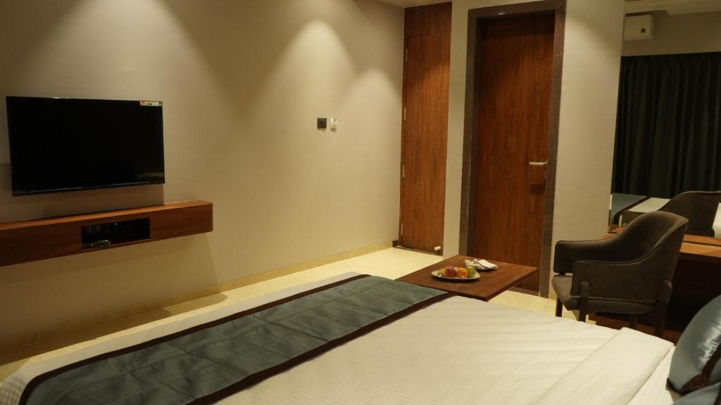 TV a/nebo společenská místnost v ubytování Alaukik Hotel