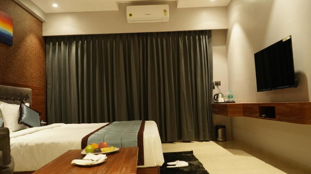 TV a/nebo společenská místnost v ubytování Alaukik Hotel