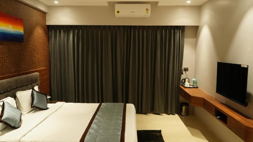TV a/nebo společenská místnost v ubytování Alaukik Hotel