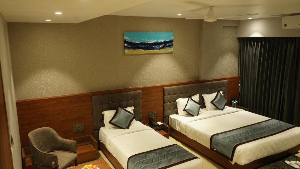 Postel nebo postele na pokoji v ubytování Alaukik Hotel