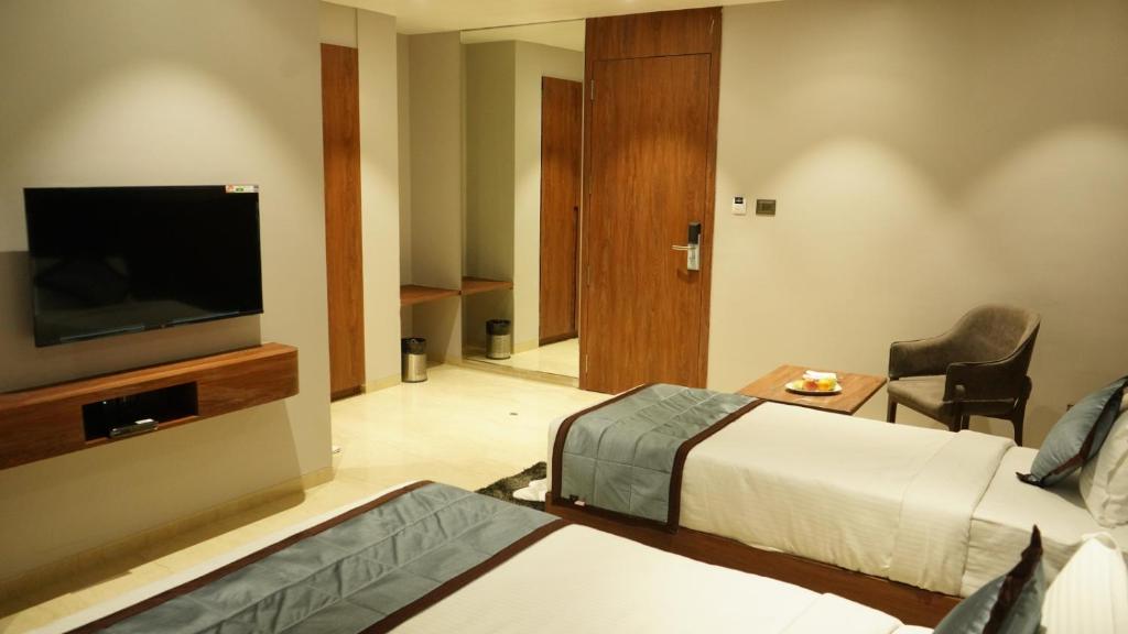TV a/nebo společenská místnost v ubytování Alaukik Hotel