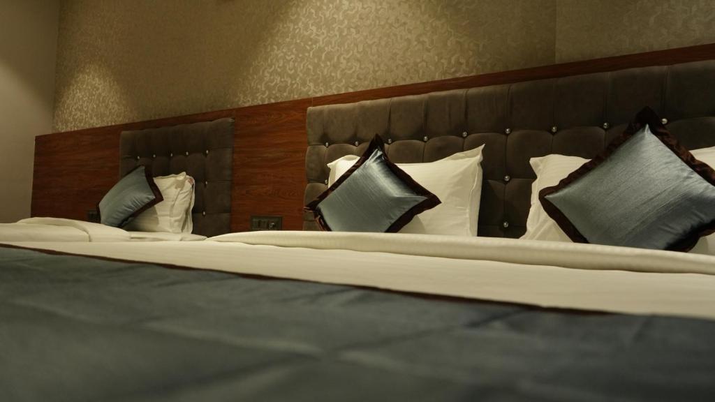 Postel nebo postele na pokoji v ubytování Alaukik Hotel