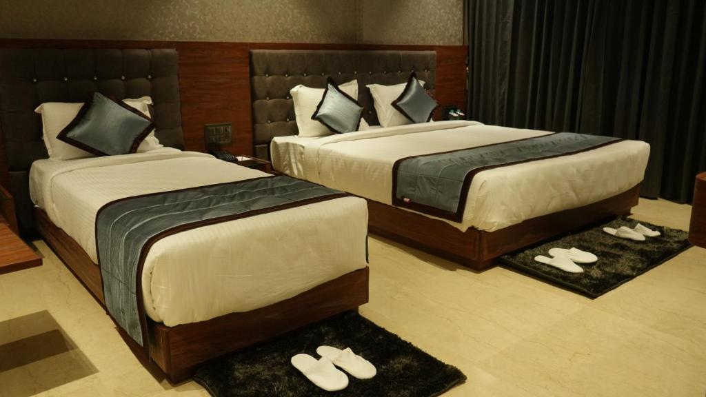 Postel nebo postele na pokoji v ubytování Alaukik Hotel