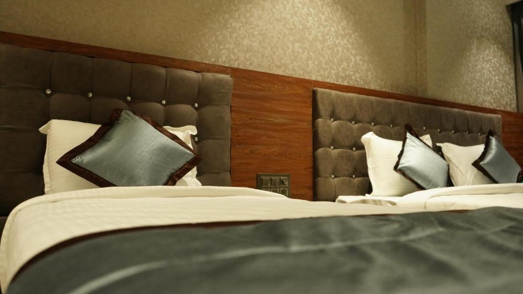 Postel nebo postele na pokoji v ubytování Alaukik Hotel