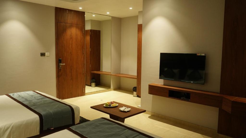 TV a/nebo společenská místnost v ubytování Alaukik Hotel