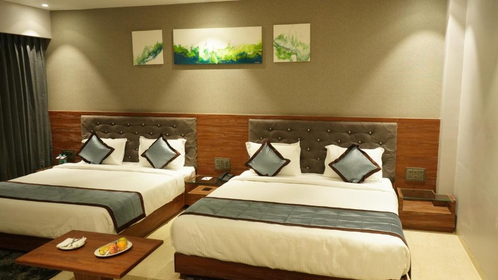 Postel nebo postele na pokoji v ubytování Alaukik Hotel