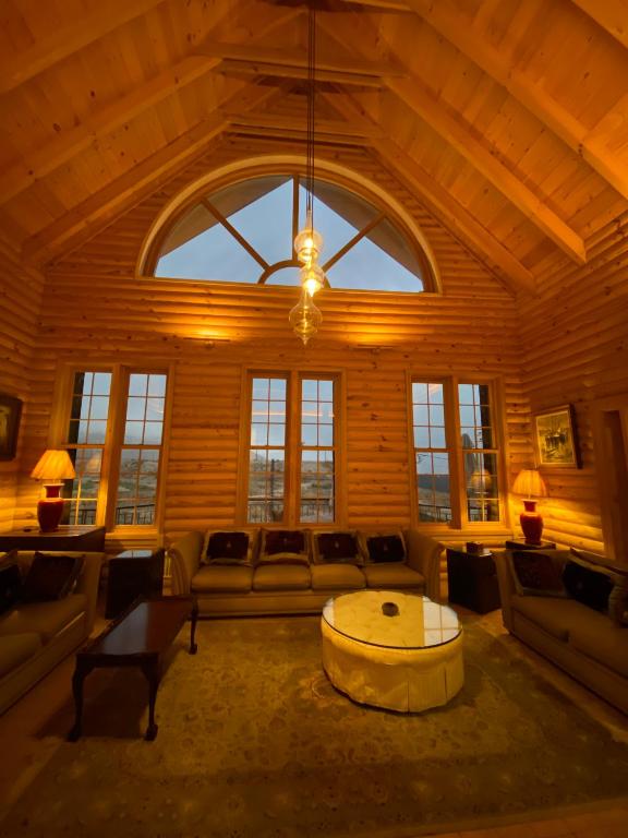 Chalet de Charme, Cedars, Lebanon, Balcony Floor - Appartement De Trois Chambres