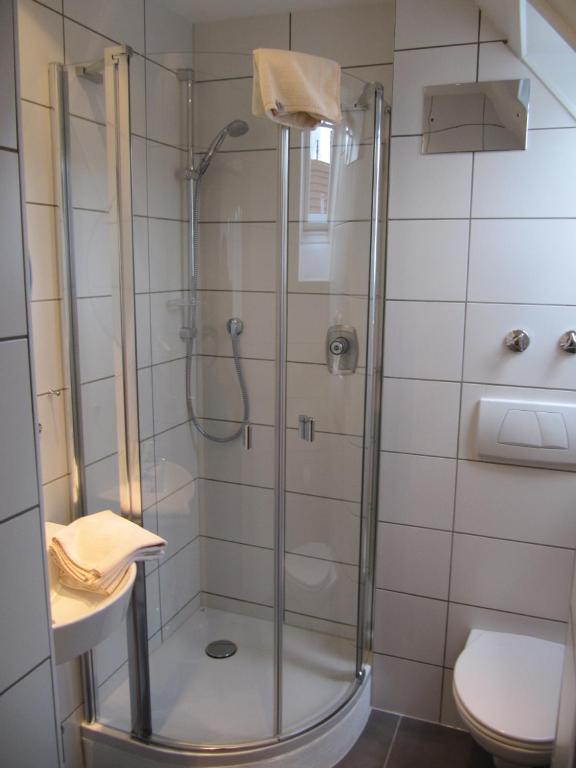 Koupelna v ubytování Hotel KRONE Garni