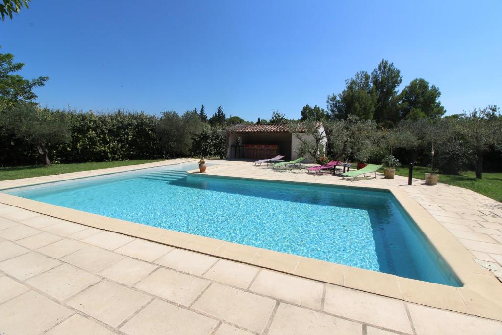 una piscina en un patio con patio en appartement calme et lumineux, en Paradou