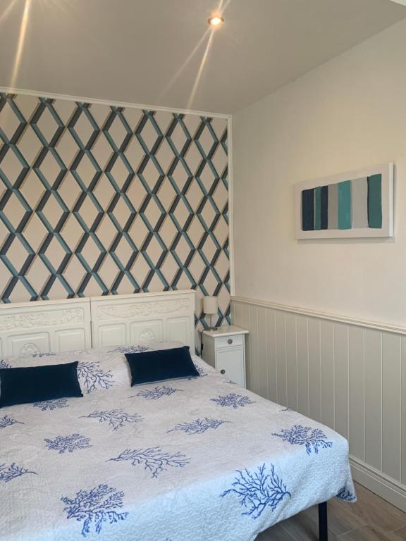 1 dormitorio con 1 cama con edredón azul y blanco en Perla Blu, en Viareggio