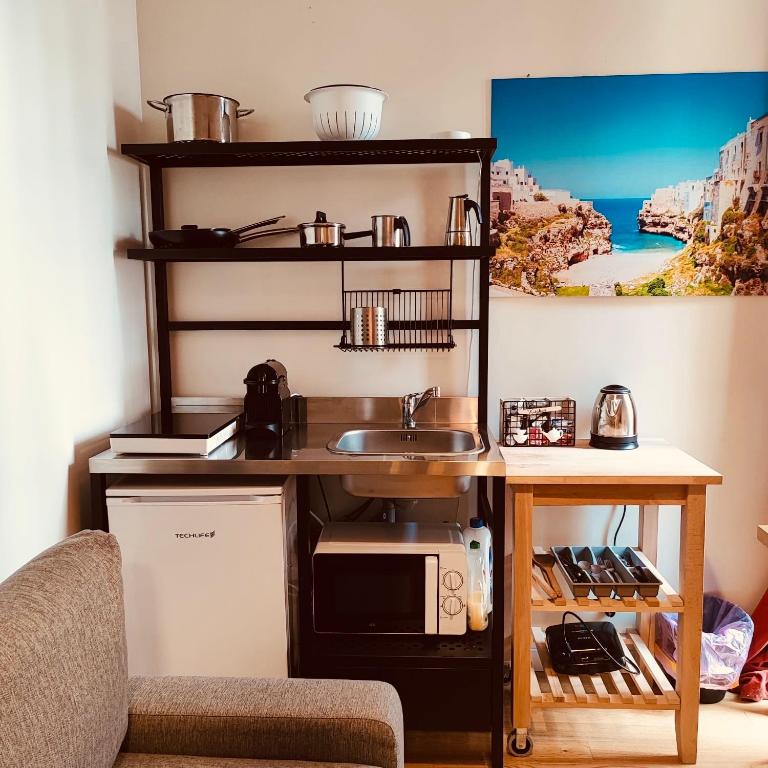 una cocina con fregadero y microondas en Futura Exclusive Suite 1, en Bari