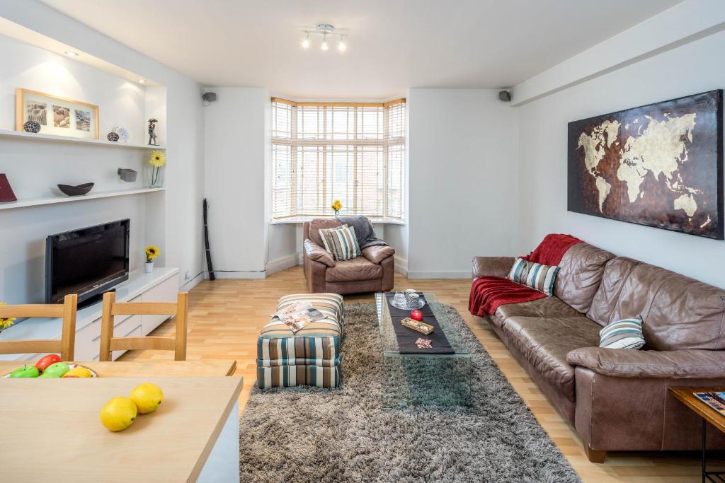 - un salon avec un canapé et une table dans l'établissement ALTIDO 2-bed flat near Notting Hill, à Londres