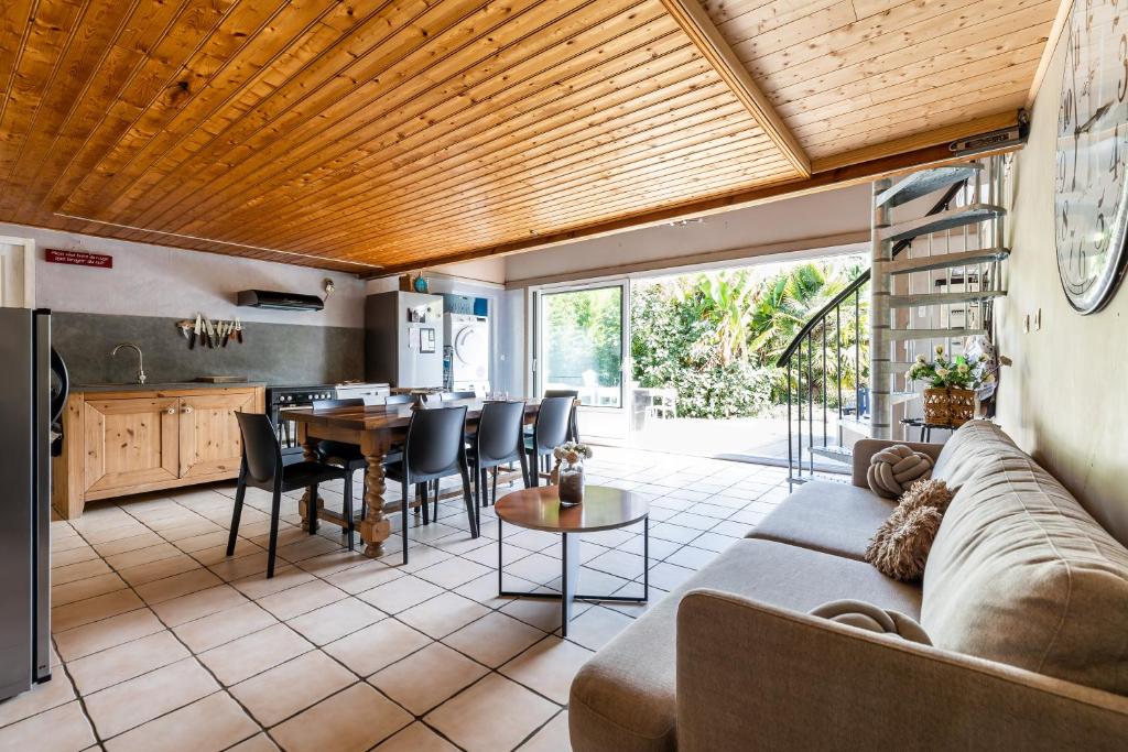 sala de estar con sofá y mesa en Maison Gaillan Medoc, en Gaillan-en-Médoc