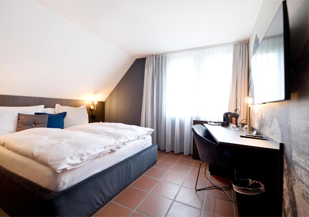 Postel nebo postele na pokoji v ubytování Hotel Sonne Sissach