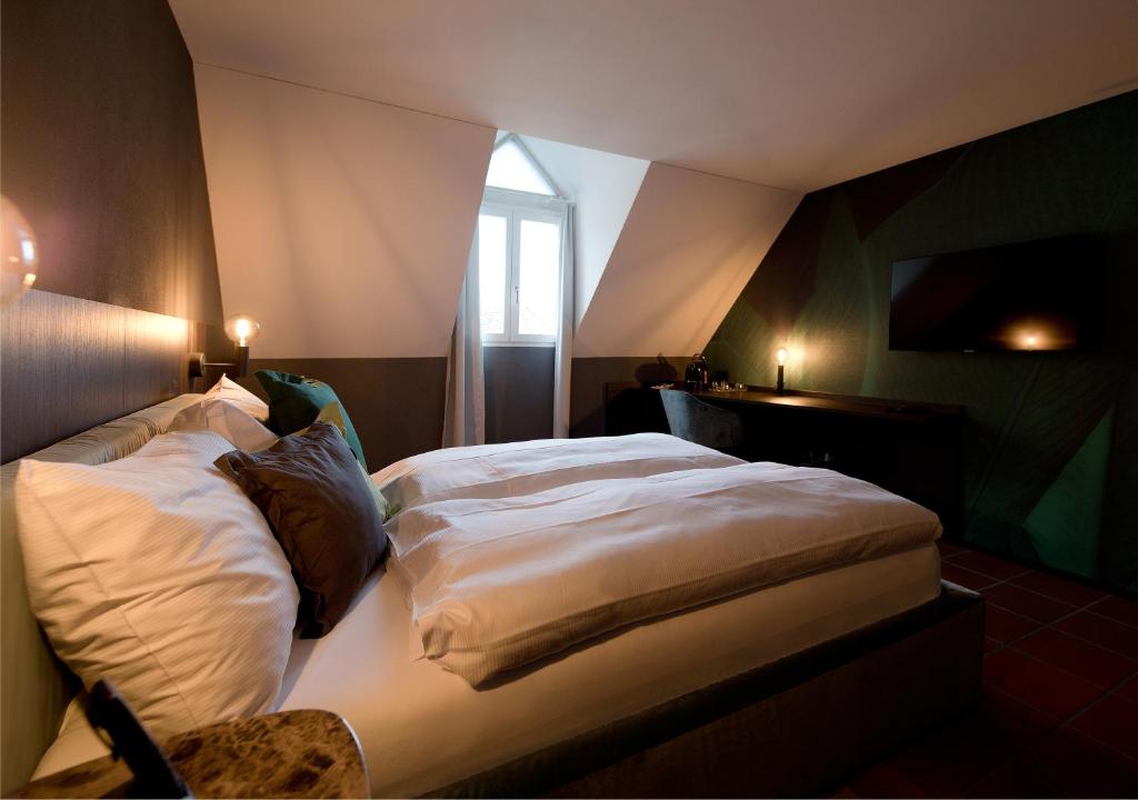 Postel nebo postele na pokoji v ubytování Hotel Sonne Sissach
