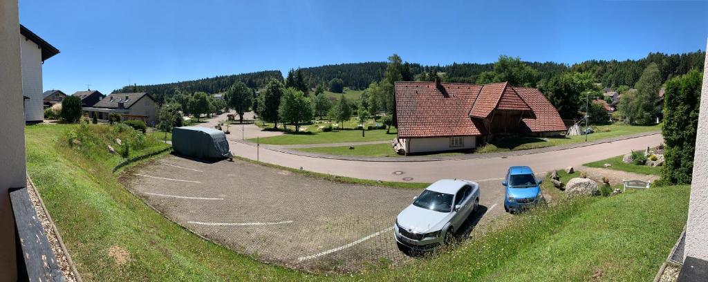 dos autos estacionados en un estacionamiento al lado de una carretera en Black Forest, en Herrischried
