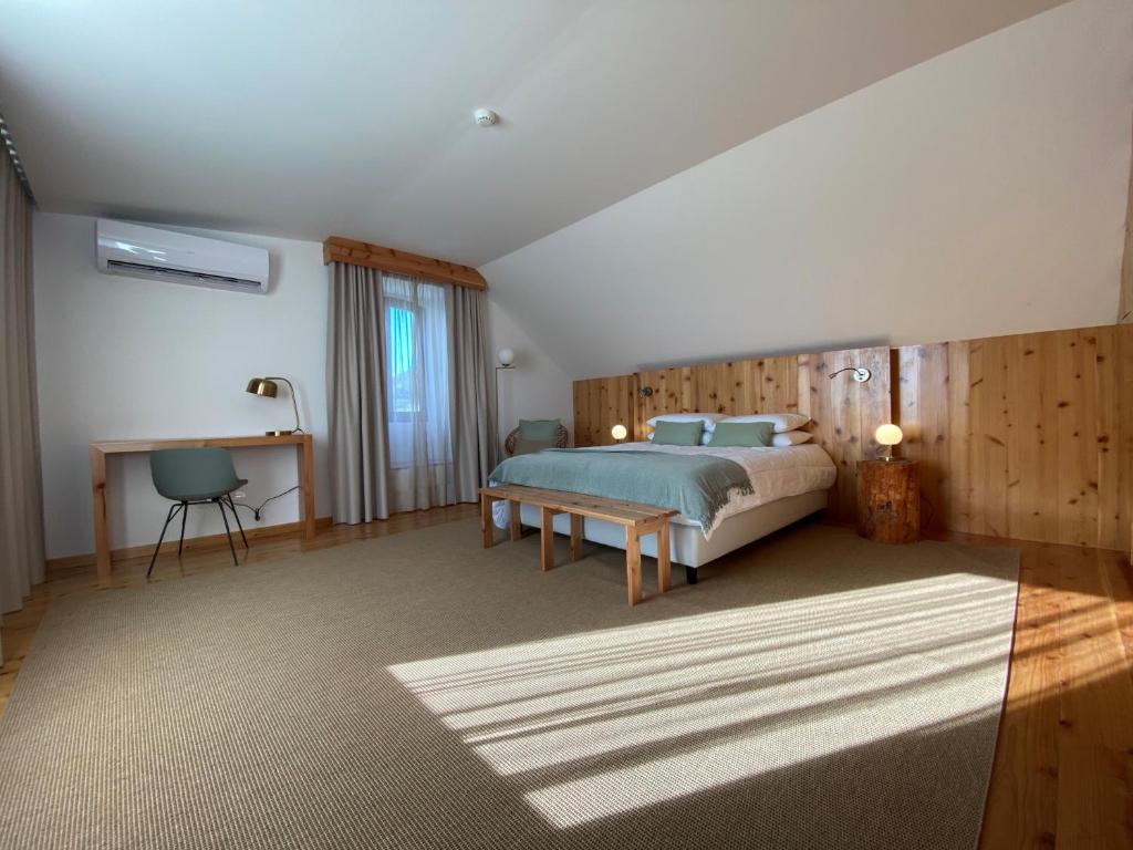 1 dormitorio con cama, escritorio y ventana en Nature & Sea - Casa Vinhateira East Duplex, en Caloura