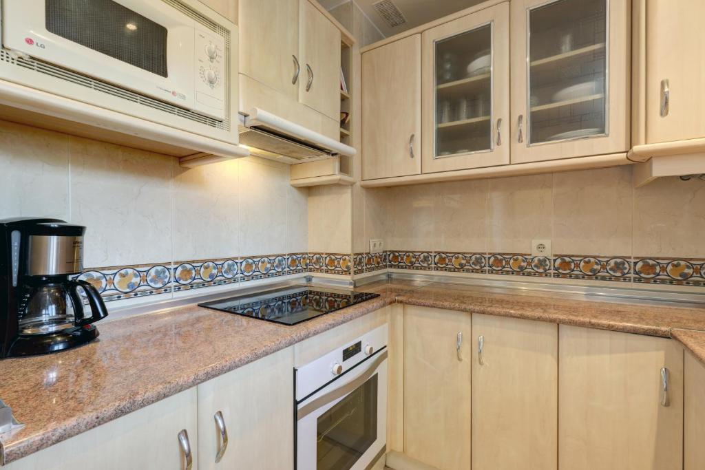 Kuchyňa alebo kuchynka v ubytovaní 2 Bed Apartment w/Pool close to Beach + Amenities