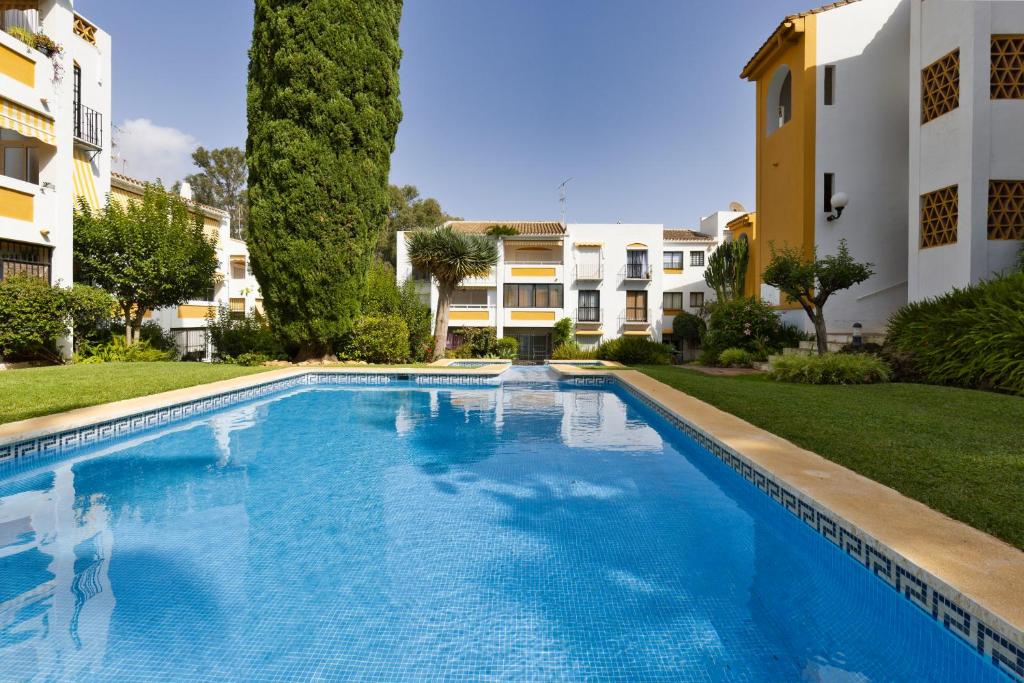 Bazén v ubytovaní 2 Bed Apartment w/Pool close to Beach + Amenities alebo v jeho blízkosti