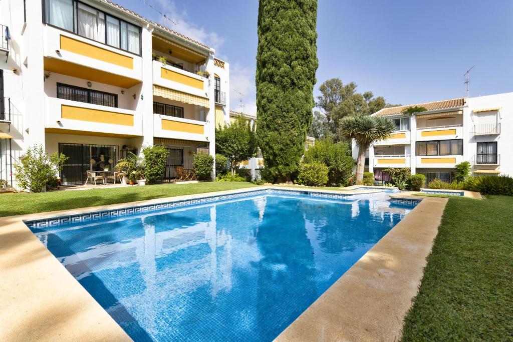 Bazén v ubytovaní 2 Bed Apartment w/Pool close to Beach + Amenities alebo v jeho blízkosti