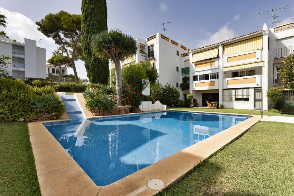 Bazén v ubytovaní 2 Bed Apartment w/Pool close to Beach + Amenities alebo v jeho blízkosti