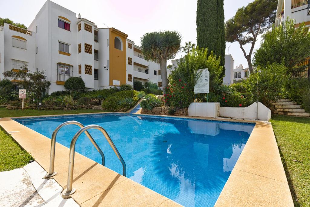 Bazén v ubytovaní 2 Bed Apartment w/Pool close to Beach + Amenities alebo v jeho blízkosti